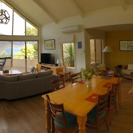 Freycinet Beach House Коулс-Бей Экстерьер фото