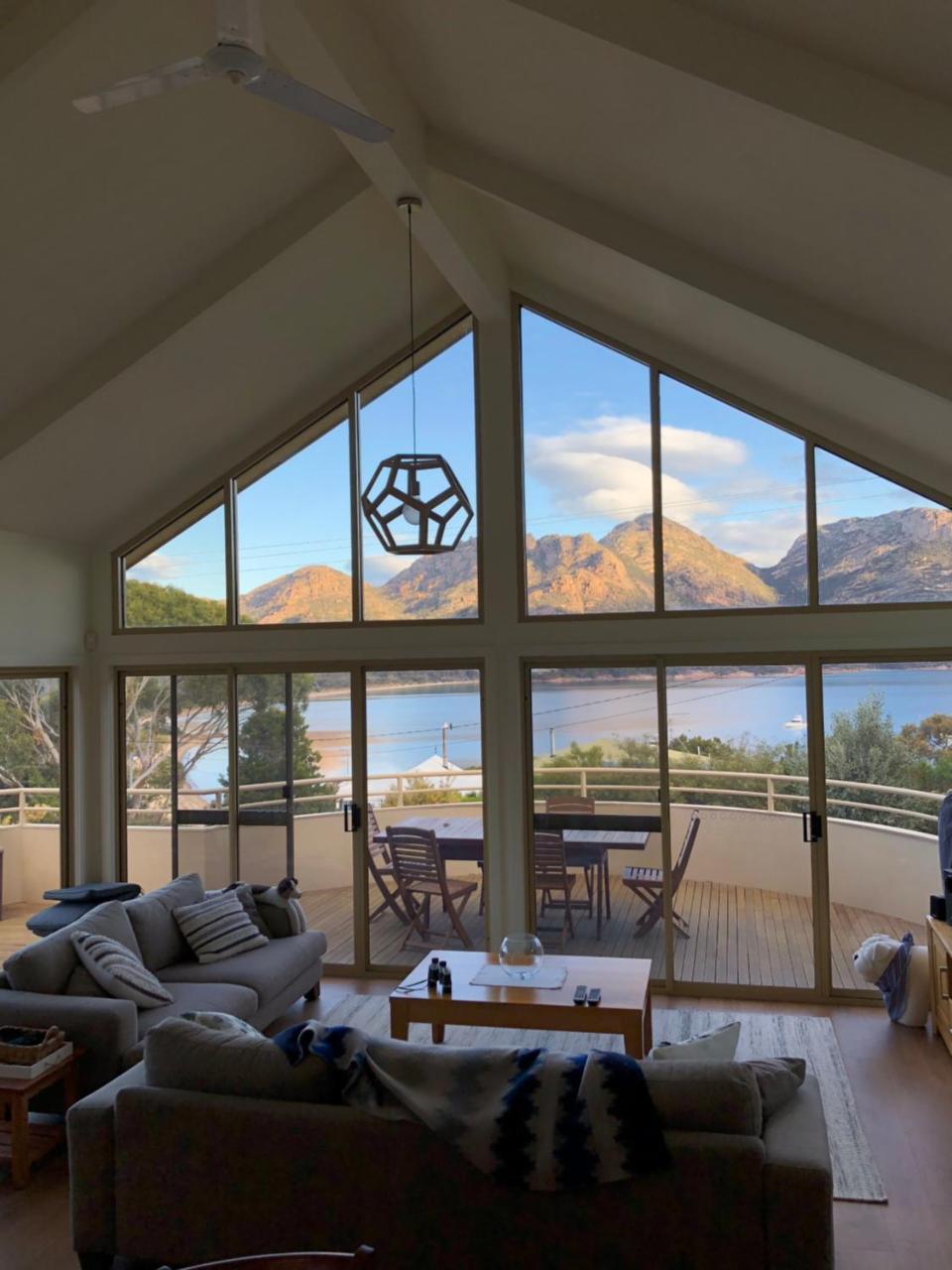 Freycinet Beach House Коулс-Бей Экстерьер фото